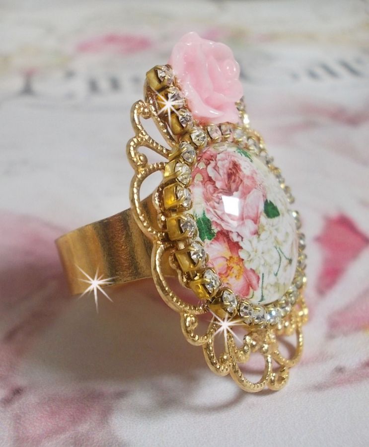 Anillo Bouquet Valentine con un cabujón de rosa, una rosa de resina y una cadena de cristal de Swarovski