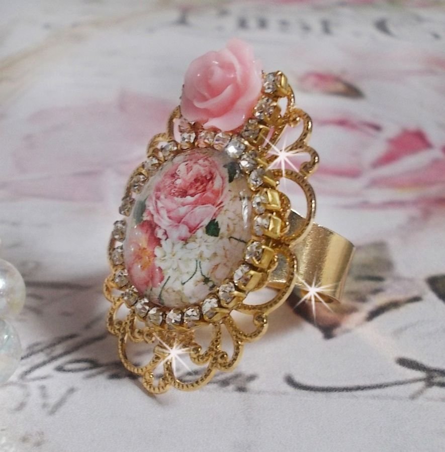 Anillo Bouquet Valentine con un cabujón de rosa, una rosa de resina y una cadena de cristal de Swarovski