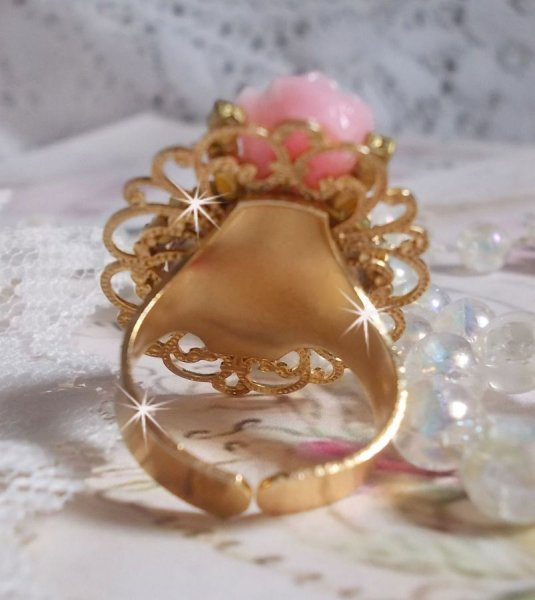 Anillo Bouquet Valentine con un cabuj&oacute;n de rosa, una rosa de resina y una cadena de cristal de Swarovski