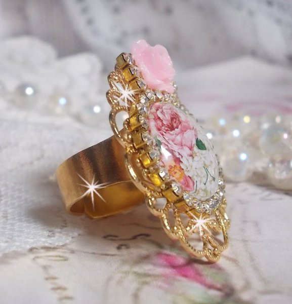 Anillo Bouquet Valentine con un cabuj&oacute;n de rosa, una rosa de resina y una cadena de cristal de Swarovski