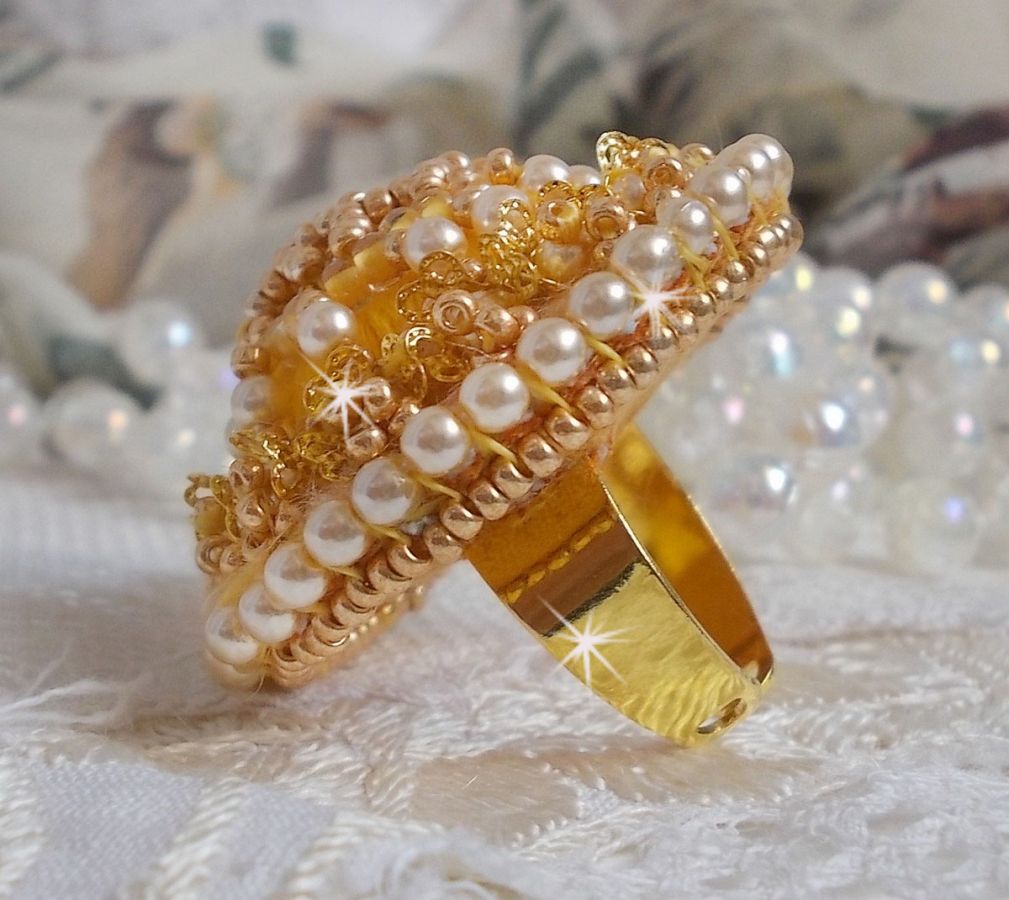 Anillo de botón de oro bordado con cristal Swarovski y algodón amarillo DMC