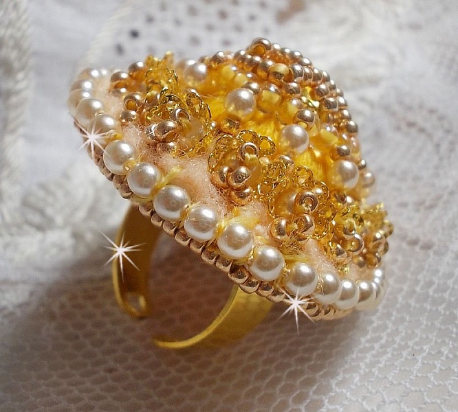 Anillo de bot&oacute;n de oro bordado con cristal Swarovski y algod&oacute;n amarillo DMC