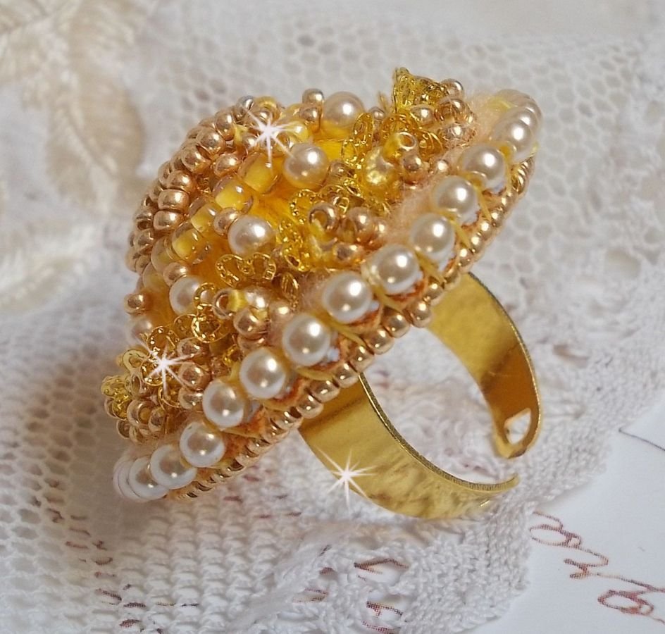 Anillo de botón de oro bordado con cristal Swarovski y algodón amarillo DMC