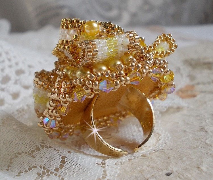 Anillo Sunflower Gold Haute-Couture bordado con rocallas chapadas en oro de 24 quilates y cristales de Swarovski 