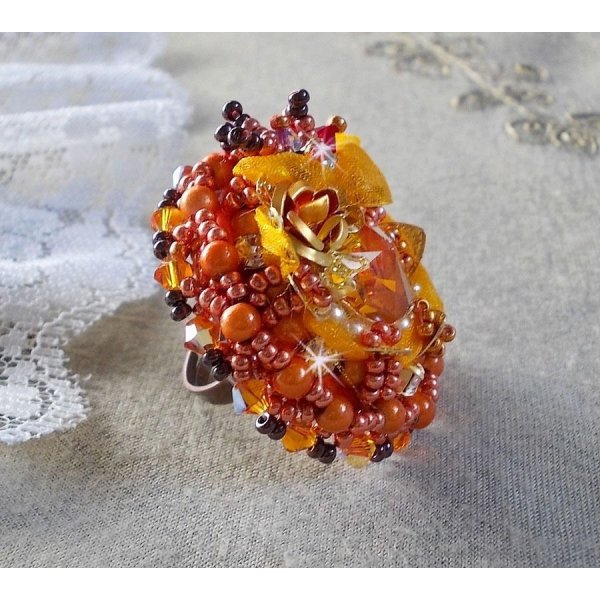 Anillo Les R&ecirc;ves d'Acapulco bordado con cristales de Swarovski, cuentas de rocalla Miyuki, cristal y perlas en un estilo &eacute;tnico boho chic