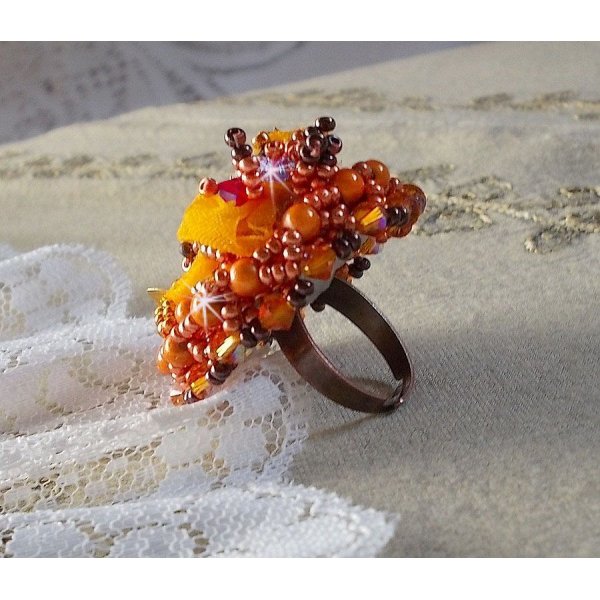 Anillo Les Rêves d'Acapulco bordado con cristales de Swarovski, cuentas de rocalla Miyuki, cristal y perlas en un estilo étnico boho chic