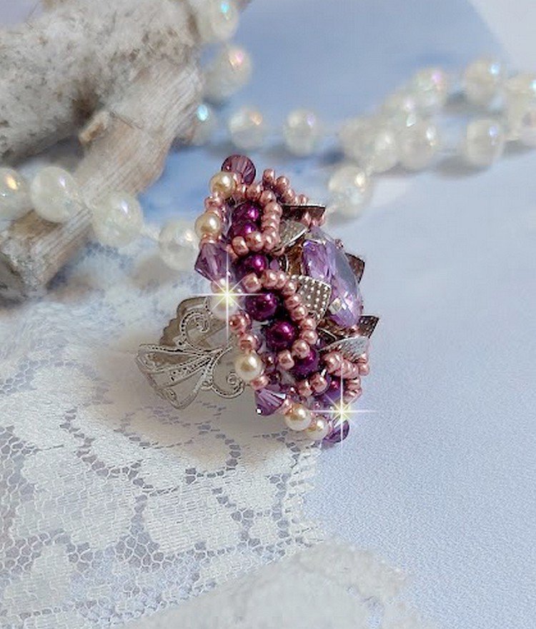 Anillo chino de piedra púrpura bordado con cristales de Swarovski y rocallas