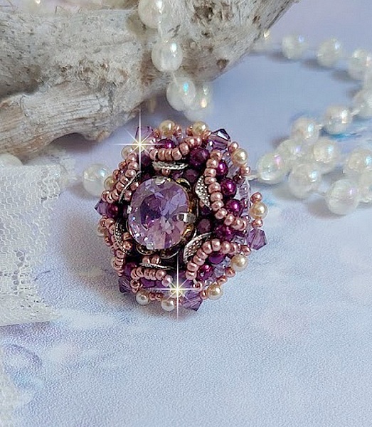 Anillo chino de piedra p&uacute;rpura bordado con cristales de Swarovski y rocallas