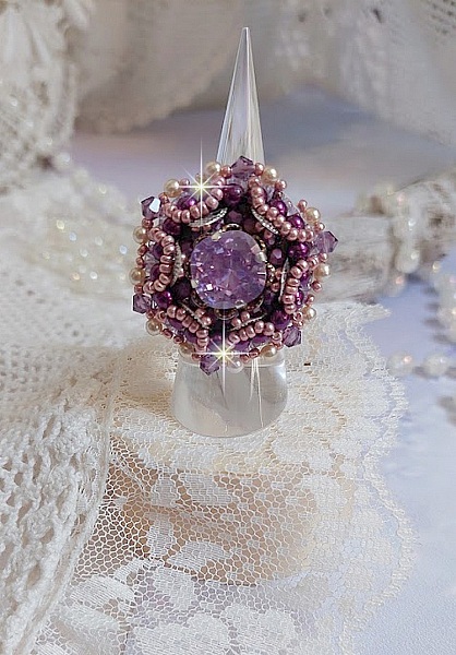 Anillo chino de piedra p&uacute;rpura bordado con cristales de Swarovski y rocallas