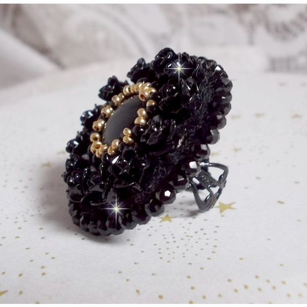 Anillo Cleopatra bordado con &oacute;nice negro, rosas de resina negra y cuentas de rocalla