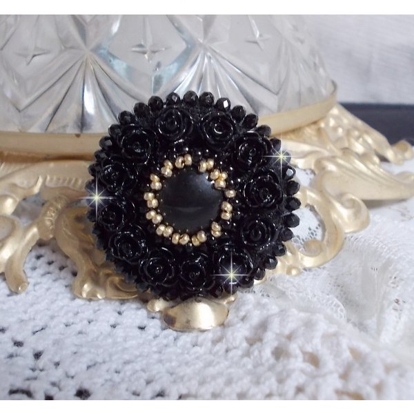 Anillo Cleopatra bordado con &oacute;nice negro, rosas de resina negra y cuentas de rocalla