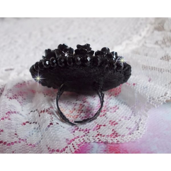 Anillo Cleopatra bordado con &oacute;nice negro, rosas de resina negra y cuentas de rocalla
