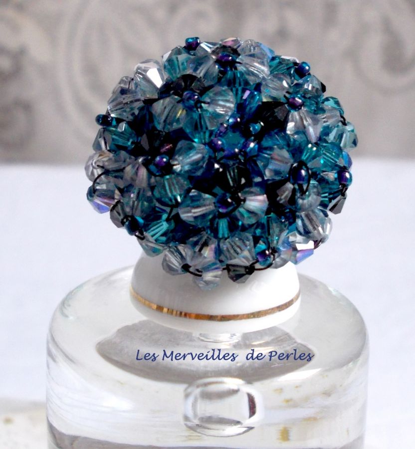 Bague Belle de Nuit avec des facettes et des toupies en cristal de Swarovski