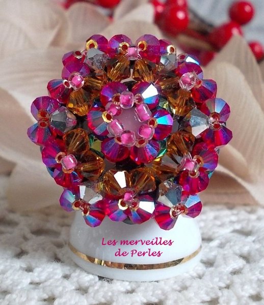 Anillo D&eacute;sireless con facetas y espirales de cristal Swarovski