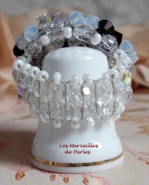 Anillo granate y blanco con facetas y espirales de cristal Swarovski