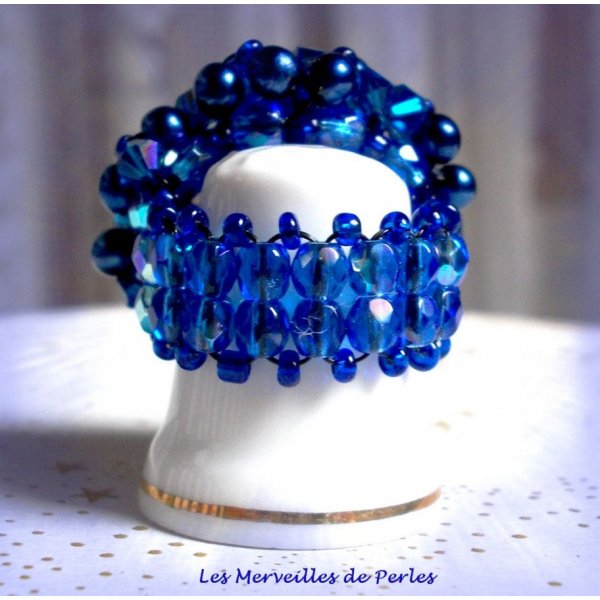 Anillo Night Blue con facetas y espirales de cristal Swarovski