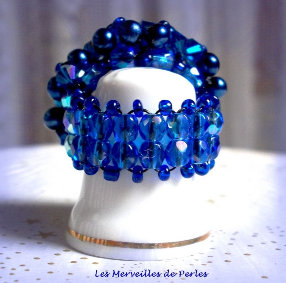 Anillo Night Blue con facetas y espirales de cristal Swarovski