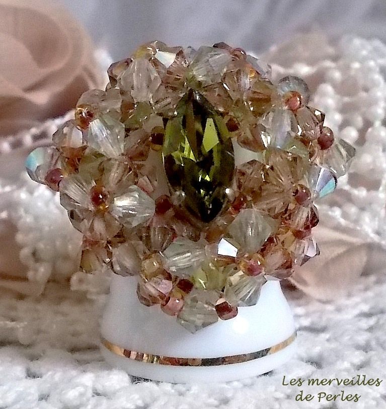 Anillo veronés con facetas, peonzas y lanzadera de cristal Swarovski