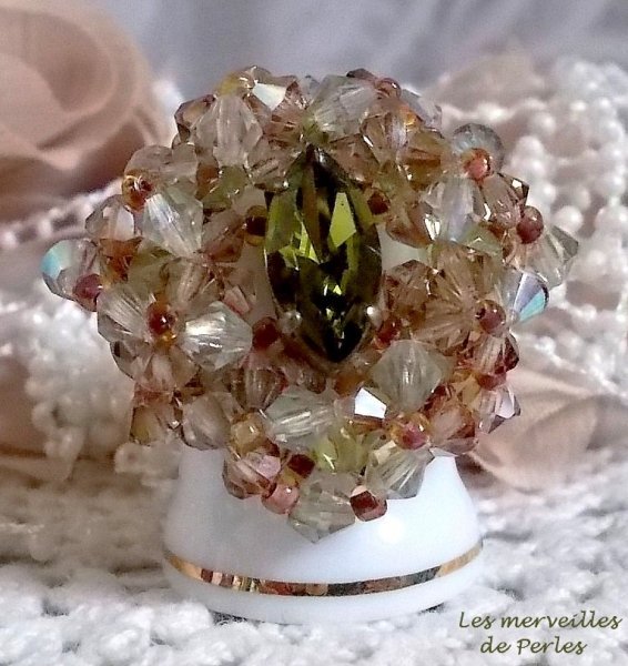 Anillo veron&eacute;s con facetas, peonzas y lanzadera de cristal Swarovski