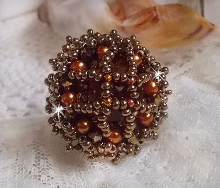 Bague Harmony Ambre brodée avec des cristaux de Swarovski et de très belles perles