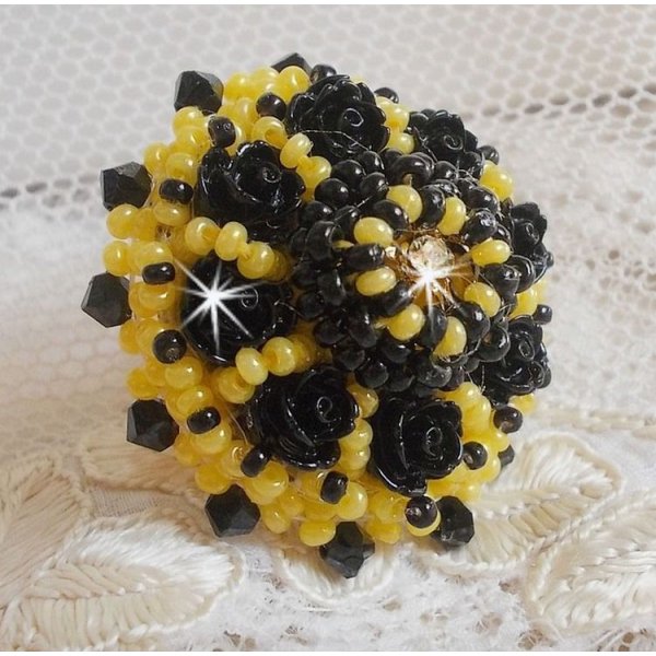 Anillo Dorine bordado con cabujones de rosa negra, un bisel de Cristal y cuentas de semillas de Azabache y Amarillo