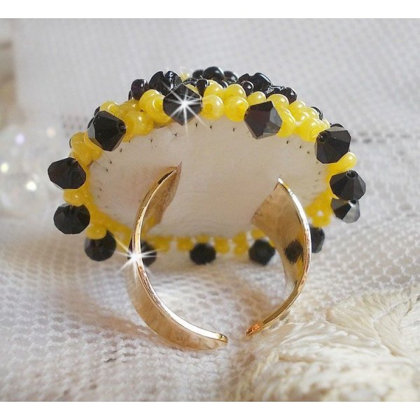 Anillo Dorine bordado con cabujones de rosa negra, un bisel de Cristal y cuentas de semillas de Azabache y Amarillo