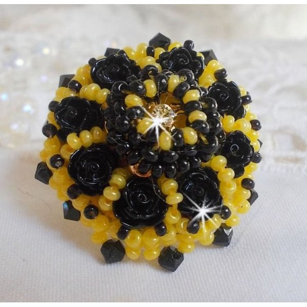 Anillo Dorine bordado con cabujones de rosa negra, un bisel de Cristal y cuentas de semillas de Azabache y Amarillo