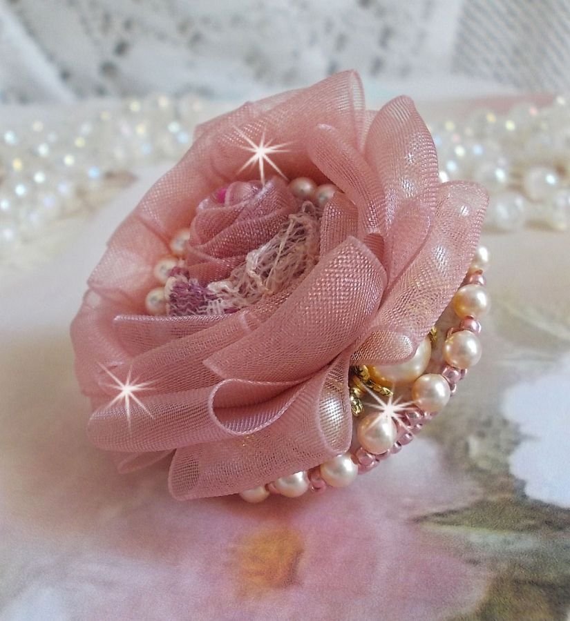 Anillo Douceur Poudrée Haute-Couture creado con encaje muy fino, cinta de organza Old Rose Antique, cristales de Swarovski y cuentas de rocalla Miyuki.