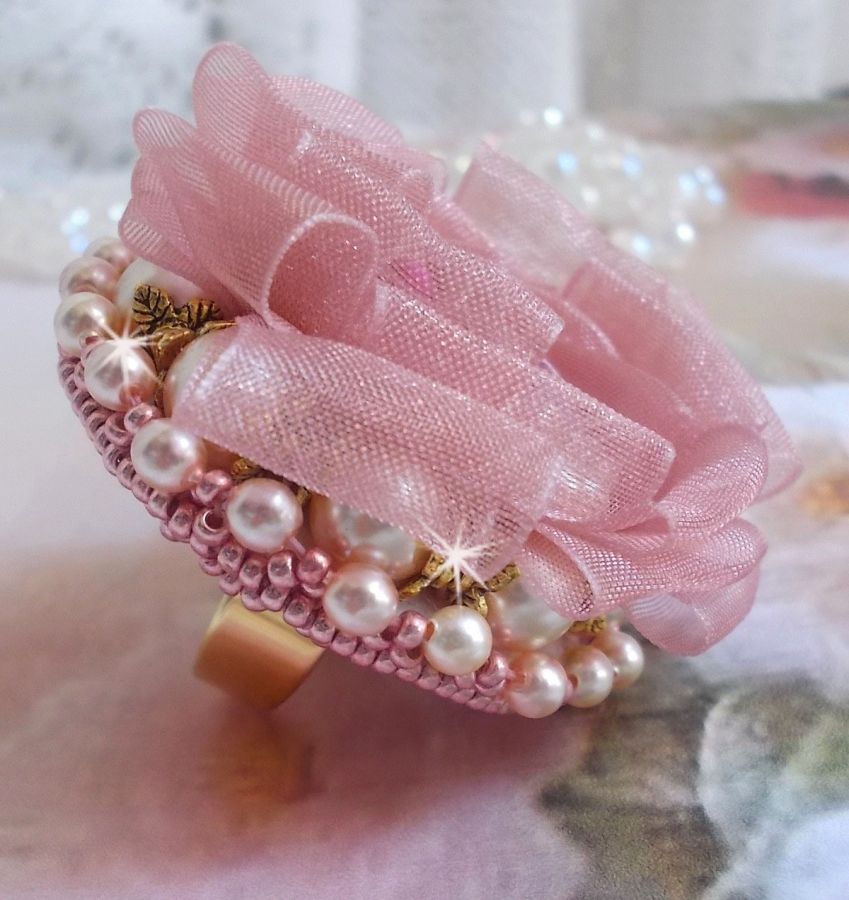 Anillo Douceur Poudrée Haute-Couture creado con encaje muy fino, cinta de organza Old Rose Antique, cristales de Swarovski y cuentas de rocalla Miyuki.