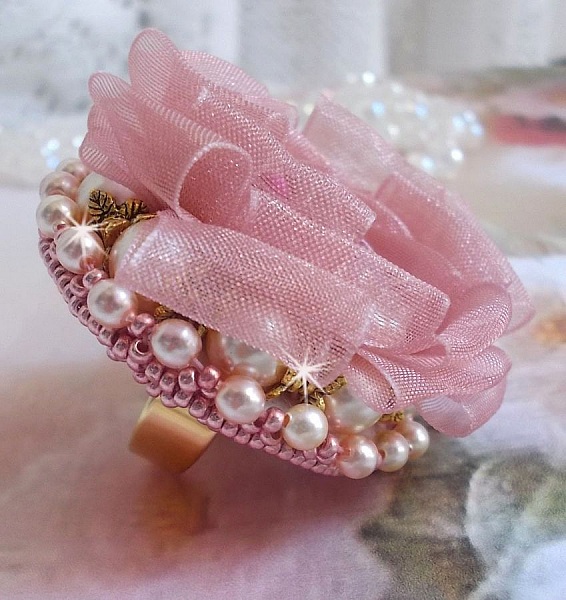 Anillo Douceur Poudr&eacute;e Haute-Couture creado con encaje muy fino, cinta de organza Old Rose Antique, cristales de Swarovski y cuentas de rocalla Miyuki.