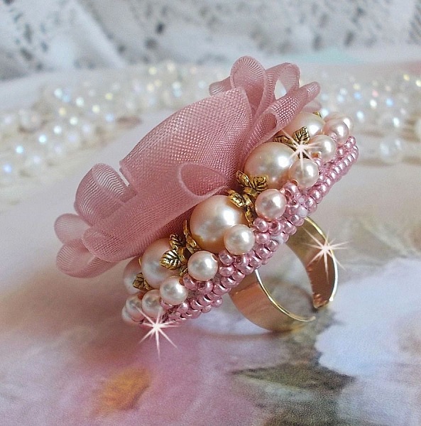 Anillo Douceur Poudr&eacute;e Haute-Couture creado con encaje muy fino, cinta de organza Old Rose Antique, cristales de Swarovski y cuentas de rocalla Miyuki.