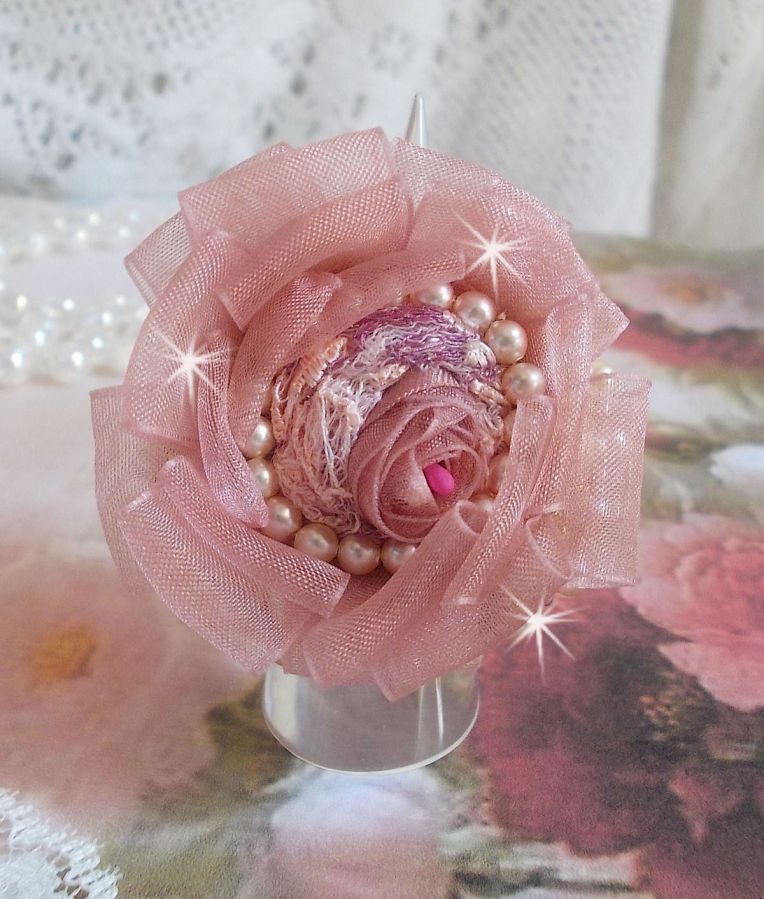 Anillo Douceur Poudrée Haute-Couture creado con encaje muy fino, cinta de organza Old Rose Antique, cristales de Swarovski y cuentas de rocalla Miyuki.