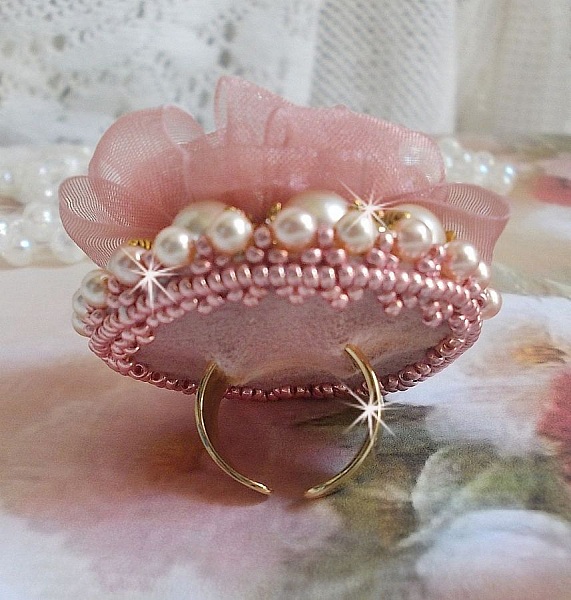 Anillo Douceur Poudr&eacute;e Haute-Couture creado con encaje muy fino, cinta de organza Old Rose Antique, cristales de Swarovski y cuentas de rocalla Miyuki.