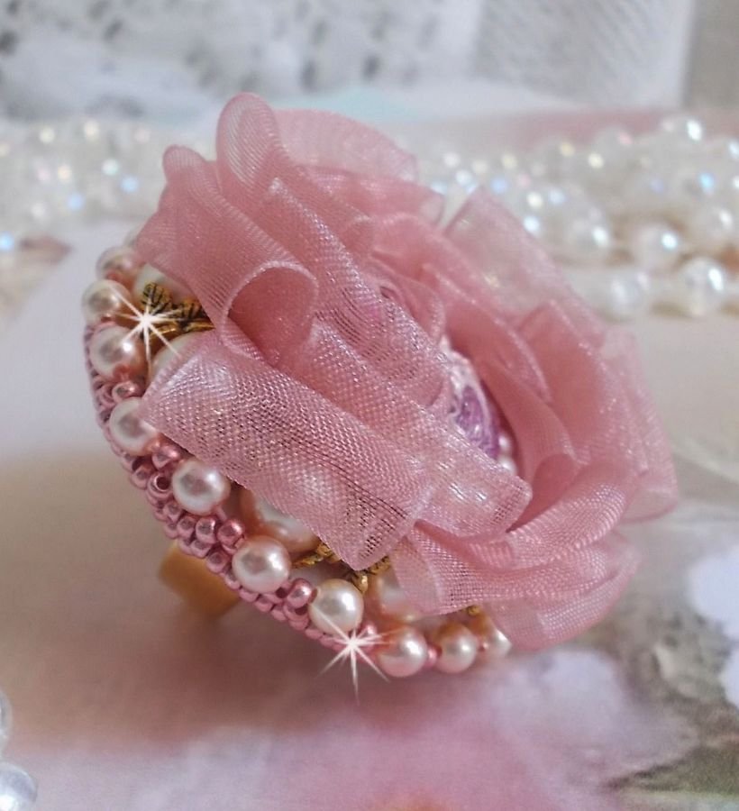 Anillo Douceur Poudrée Haute-Couture creado con encaje muy fino, cinta de organza Old Rose Antique, cristales de Swarovski y cuentas de rocalla Miyuki.