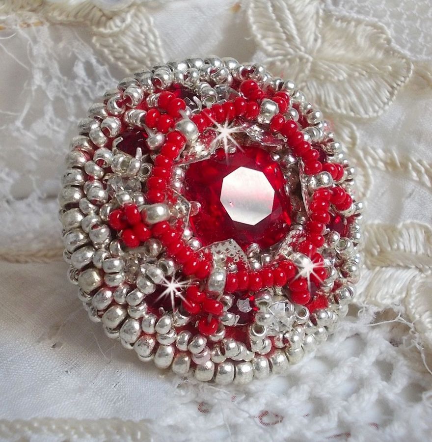 Anillo Drigon Red bordado con un cabujón de cristal de Swarovski rojo, biseles de plata y cuentas de rocalla