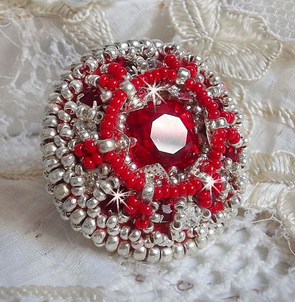 Anillo Drigon Red bordado con un cabuj&oacute;n de cristal de Swarovski rojo, biseles de plata y cuentas de rocalla