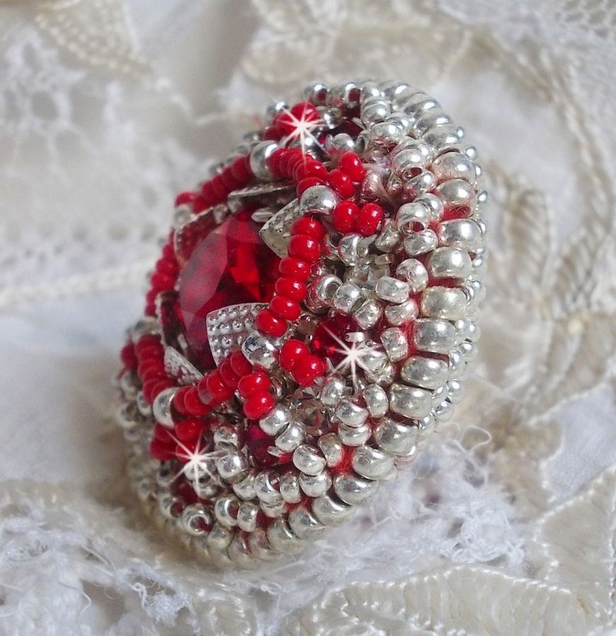 Anillo Drigon Red bordado con un cabujón de cristal de Swarovski rojo, biseles de plata y cuentas de rocalla