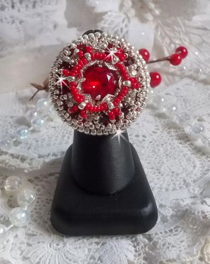 Anillo Drigon Red bordado con un cabujón de cristal de Swarovski rojo, biseles de plata y cuentas de rocalla