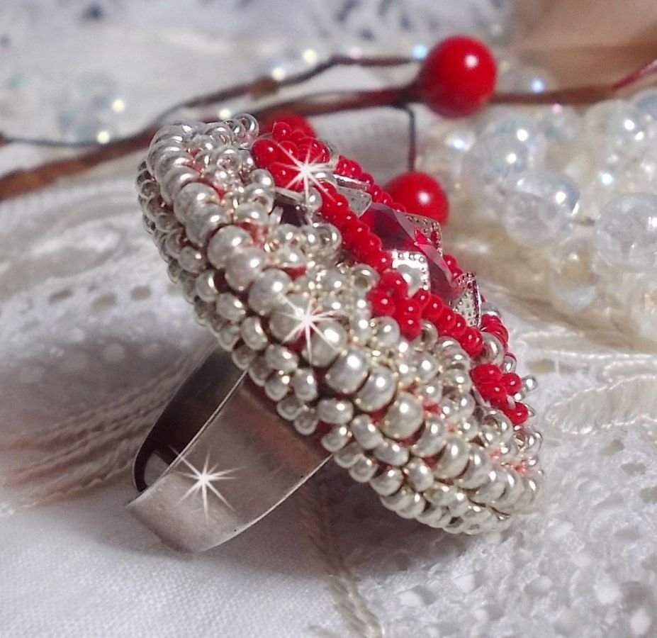 Anillo Drigon Red bordado con un cabujón de cristal de Swarovski rojo, biseles de plata y cuentas de rocalla