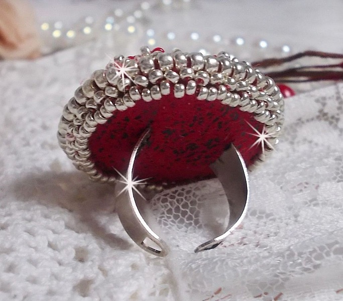 Anillo Drigon Red bordado con un cabuj&oacute;n de cristal de Swarovski rojo, biseles de plata y cuentas de rocalla