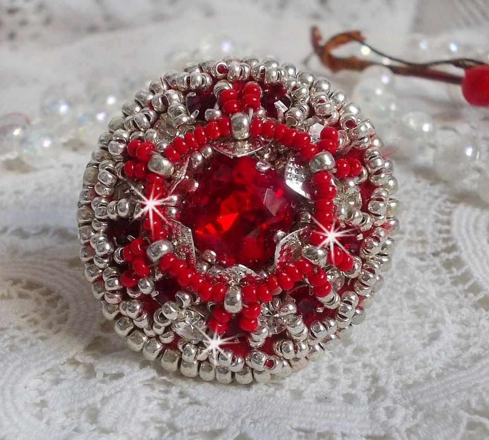 Anillo Drigon Red bordado con un cabujón de cristal de Swarovski rojo, biseles de plata y cuentas de rocalla