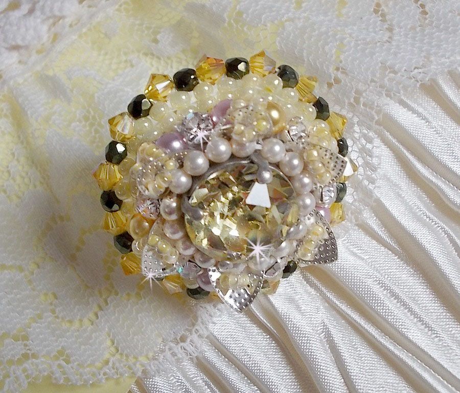 Anillo flor bordado con cristales de Swarovski, perlas redondas, cuentas de semillas y un soporte de anillo de plata 925/1000