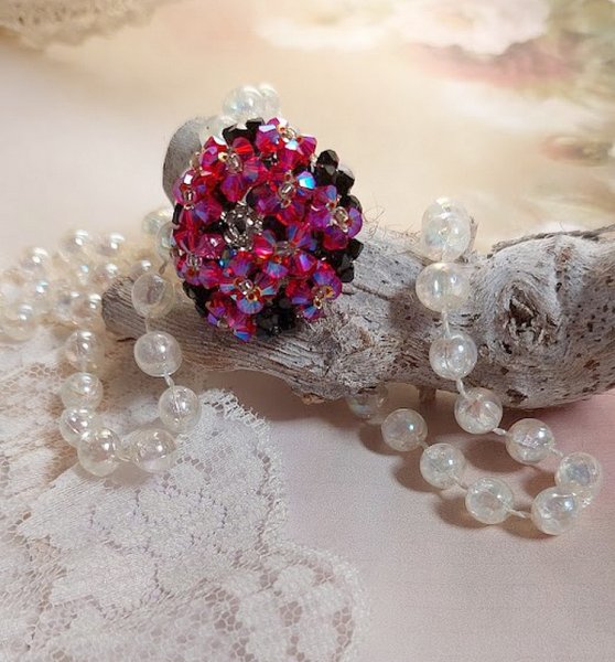 Anillo Elegance con facetas y espirales de cristal Swarovski