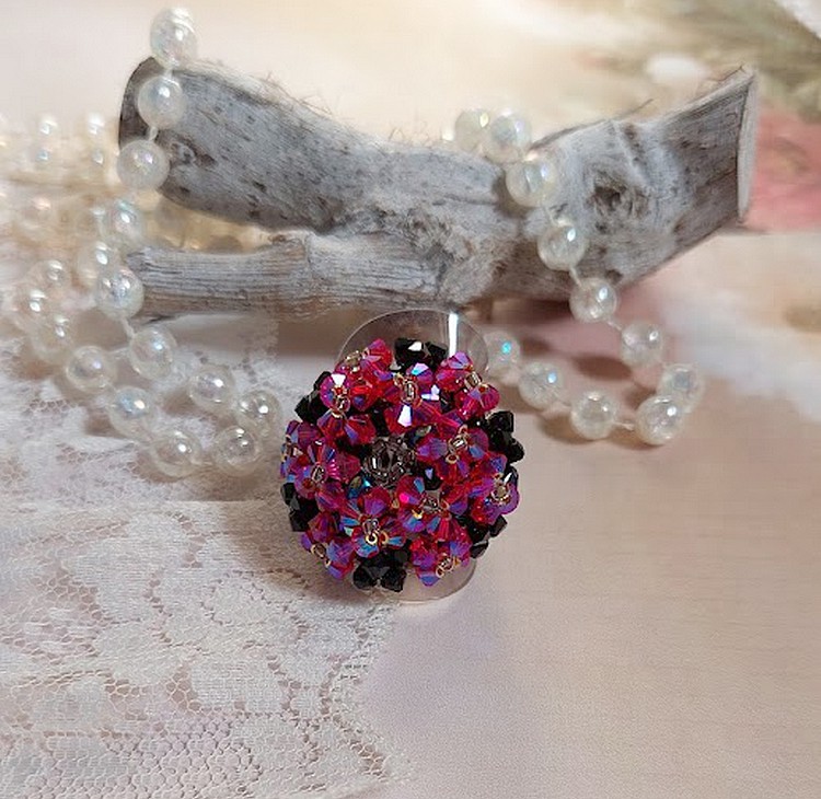 Anillo Elegance con facetas y espirales de cristal Swarovski