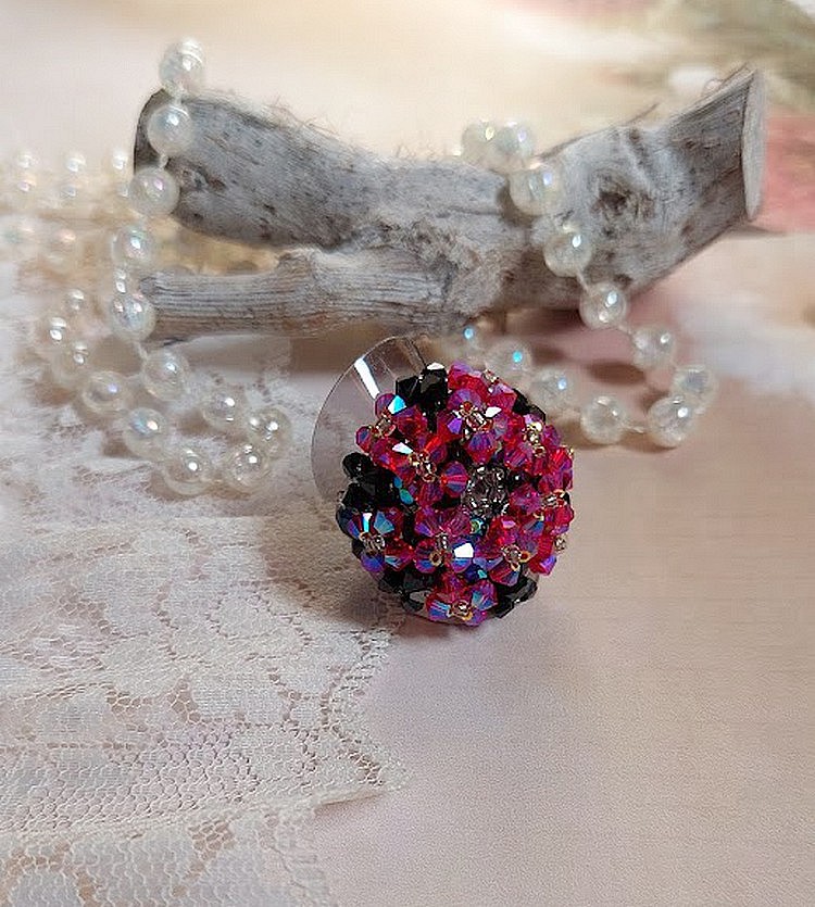 Anillo Elegance con facetas y espirales de cristal Swarovski