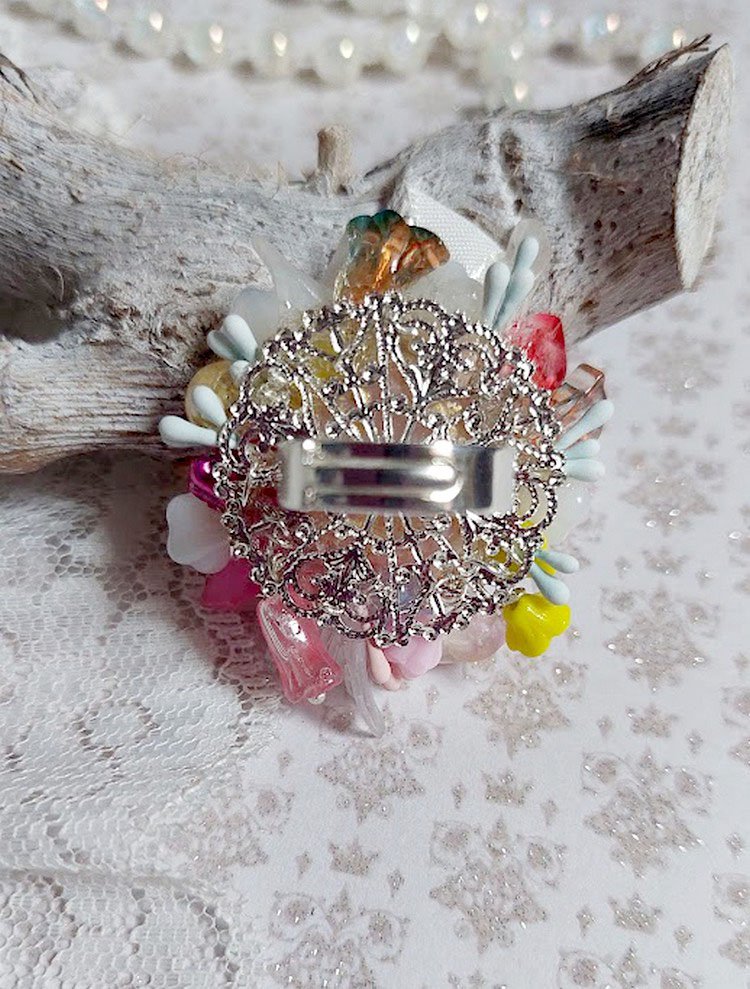 Bague Emeline montée avec fleurs en verre, fleurs et feuilles résine, perles cristal Swarovski et bague filigranée