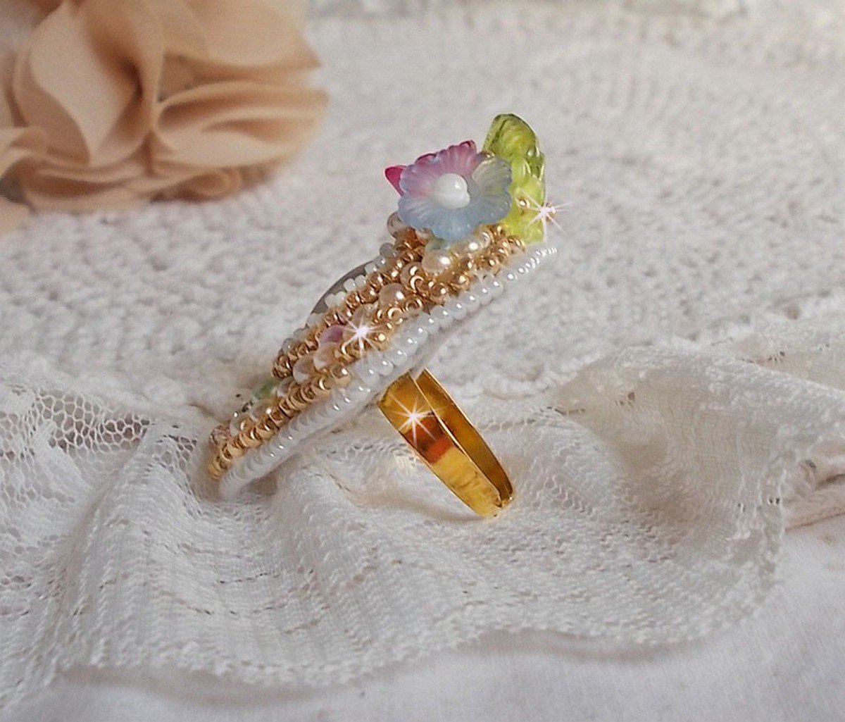 Anillo Envolée Fleurie bordado con un cabujón de resina de flores Lucite, perlas y rocallas