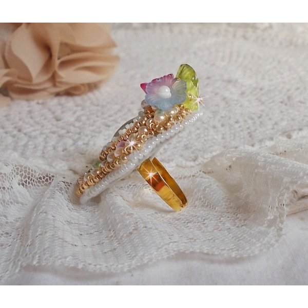 Anillo Envol&eacute;e Fleurie bordado con un cabuj&oacute;n de resina de flores Lucite, perlas y rocallas