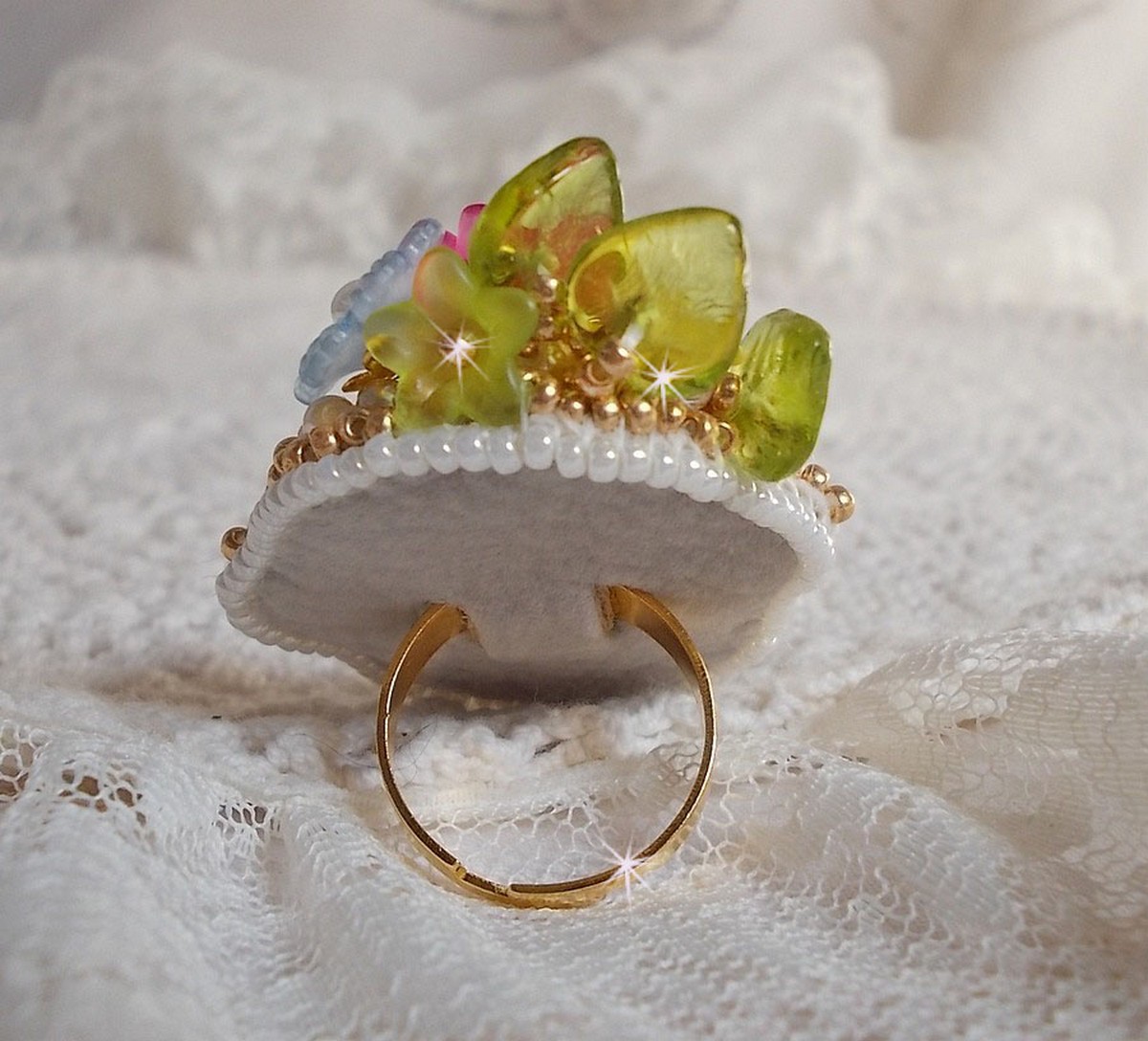 Anillo Envolée Fleurie bordado con un cabujón de resina de flores Lucite, perlas y rocallas