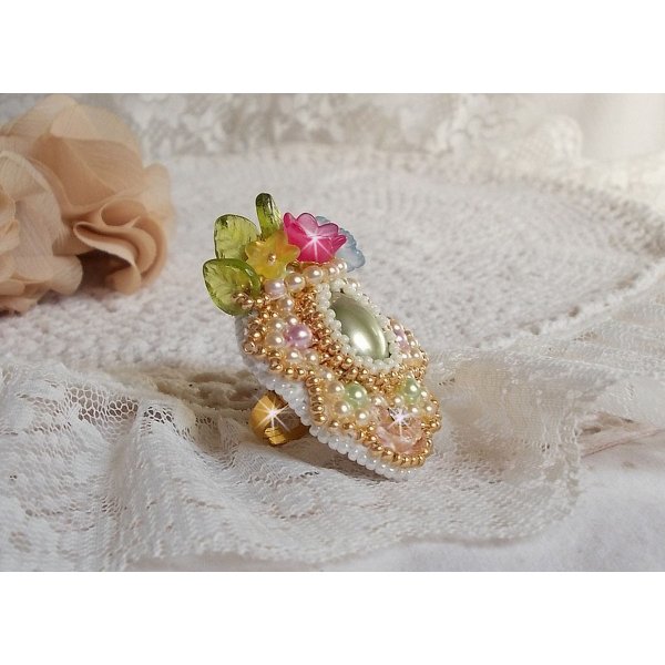 Anillo Envol&eacute;e Fleurie bordado con un cabuj&oacute;n de resina de flores Lucite, perlas y rocallas